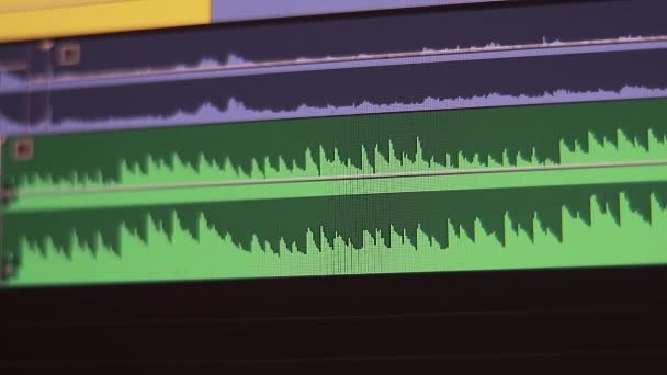 サウンドプロデューサーは スタジオマクロビューでコンピュータプログラムの新しいプロジェクトのサウンドトラックの規模を削減します — ストック動画