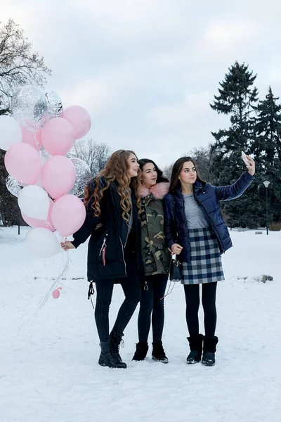 Renkli Ceketli Genç Güzel Bir Bayan Arkadaş Noel Zamanı Sokaklarda — Stok fotoğraf