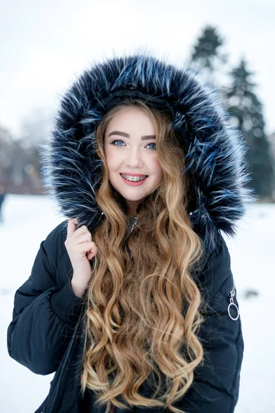 Νεαρή Γυναίκα Χειμερινό Πορτρέτο Ρηχός Βλάκας Όμορφο Χαμογελαστό Πρόσωπο Του — Φωτογραφία Αρχείου