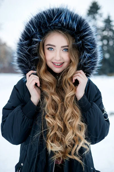 Zimní Portrét Mladé Ženy Mělké Dof Krásná Usměvavá Tvář Modelky — Stock fotografie
