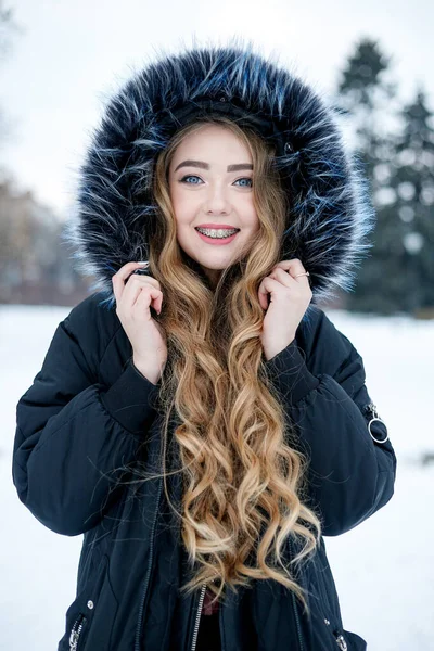 Zimní Portrét Mladé Ženy Mělké Dof Krásná Usměvavá Tvář Modelky — Stock fotografie