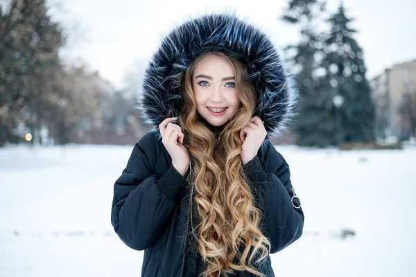 Giovane Donna Ritratto Invernale Poco Profondo Dof Bella Faccia Sorridente — Foto Stock