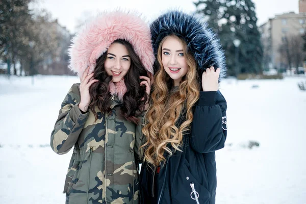 Mladá Dvě Ženy Zimní Portrét Mělké Dof Krásná Usměvavá Tvář — Stock fotografie