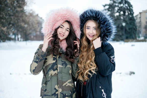 Νεαρή Δύο Γυναίκες Χειμερινό Πορτρέτο Ρηχός Βλάκας Όμορφο Χαμογελαστό Πρόσωπο — Φωτογραφία Αρχείου