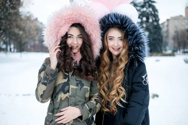 Νεαρή Δύο Γυναίκες Χειμερινό Πορτρέτο Ρηχός Βλάκας Όμορφο Χαμογελαστό Πρόσωπο — Φωτογραφία Αρχείου