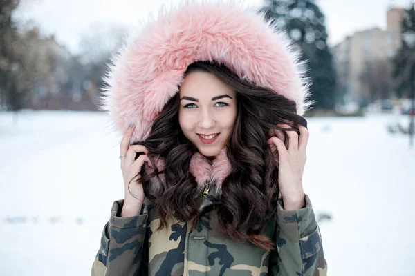 Νεαρή Γυναίκα Χειμερινό Πορτρέτο Ρηχός Βλάκας Όμορφο Χαμογελαστό Πρόσωπο Του — Φωτογραφία Αρχείου