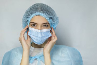 Coronavirus 'tan gelen kadın tıbbi maskesinin portresi, pandemik hakkında endişeli, endişeli bir kadın, covid-19 Corona salgınından korunmak için yüz maskesi takıyor.,