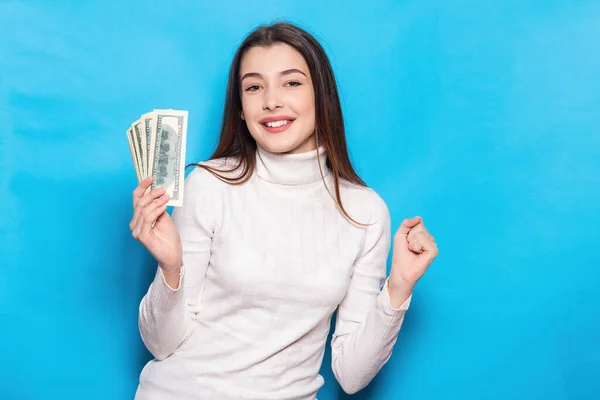 Joyful Jovem Menina Roupas Casuais Posando Isolado Fundo Azul Conceito — Fotografia de Stock