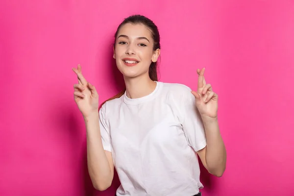 Hübsche Junge Brünette Frau Posiert Isoliert Auf Pastellrosa Hintergrund Menschen — Stockfoto