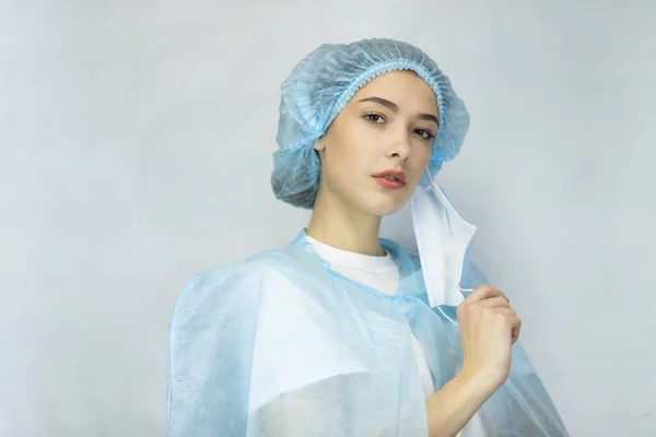 Enfermera Joven Con Ropa Blanca Protección Médica Pie Con Máscara — Foto de Stock