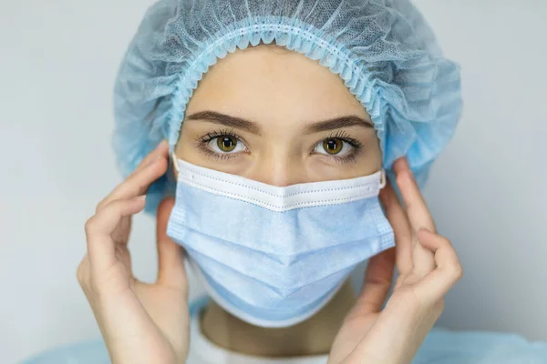 Primer Plano Retrato Mujer Máscara Médica Protectora Coronavirus Sienten Ansiosos — Foto de Stock