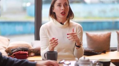 Kafedeki tekerlekli sandalyedeki mutlu genç adam arkadaşlarıyla iletişim kuruyor. Çeşitli takımlar kafede birlikte çalışıyor, bir online teknoloji firması pazarlama stratejisi için beyin fırtınası yapıyorlar..