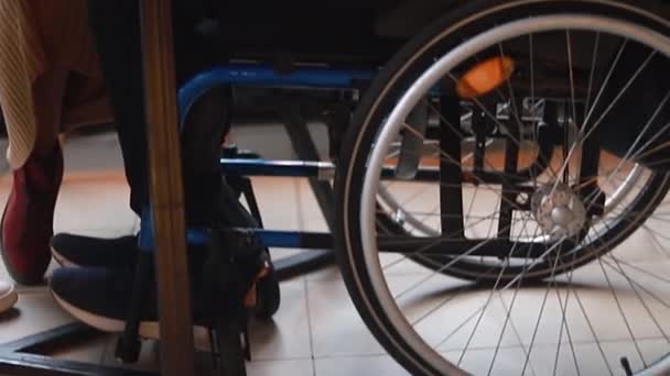 快乐的坐在轮椅上的年轻残疾人在咖啡馆里与朋友交流 多样化的团队在咖啡店里一起工作 为一个在线科技创业公司营销策略提供一个头脑风暴会议 — 图库视频影像