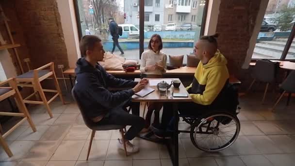 Glad Ung Handikappad Man Rullstol Caféet Kommunicerar Med Vänner Olika — Stockvideo