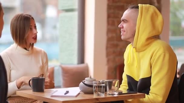 Щасливий Молодий Інвалід Інвалідному Візку Кафе Спілкується Друзями Різноманітна Команда — стокове відео
