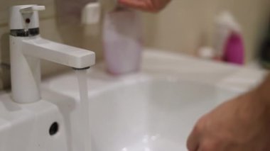 Coronavirus salgını önleme sabunla ellerini yıka sıcak suyla parmaklarını sık sık ovala ya da el dezenfektanı jeli kullan.