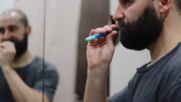 Homem Escovando Dentes Com Pasta Dentes Close — Vídeo de Stock