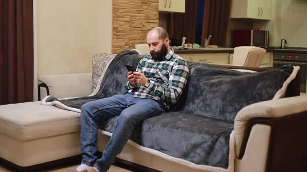 Vista Cerca Del Alegre Hombre Mediana Edad Sentado Sofá Usando — Vídeos de Stock
