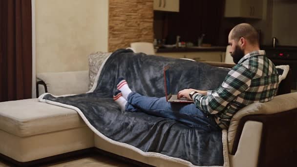 Relaxado Sério Hipster Cara Estudante Freelancer Usando Dispositivo Laptop Sentar — Vídeo de Stock