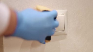 Coronavirus temizlik ve dezenfekte kılavuz ilkeleri: temiz ve dezenfekte edici ev yüzeyleri: masalar, sandalyeler, kapı kolları, ışık düğmeleri, uzaktan kumandalar, masalar, tuvaletler, lavabolar.