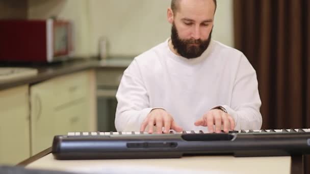 Ujjak Közelről Hands Játszik Digitális Elektronikus Zongora Szintetizátor Elektronikus Zongora — Stock videók