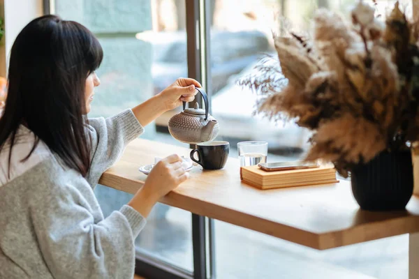 Femme Méconnaissable Rêvant Regarder Par Fenêtre Dans Café Boire Thé — Photo