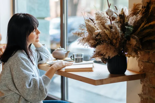 Smiling Woman Reading Book Coffee Shop — Stock Photo, Image