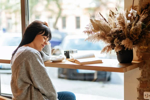 Portrait Beautiful Woman Reading Book While Relaxing Cafe — Stock Photo, Image