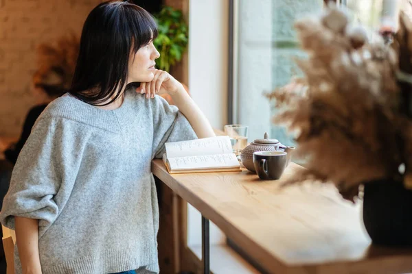 Smiling Woman Reading Book Coffee Shop Picture Young Pretty Woman — Stock Photo, Image