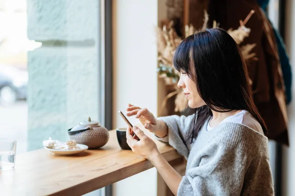 Image Young Female Reading Sms Phone Cafe — Stock Photo, Image