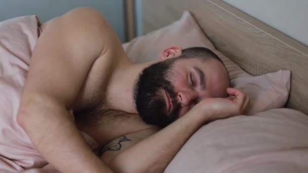 Yatakta Yatan Öksürük Hastası Genç Adam Sağlık Tıp Teması Soğuk — Stok video