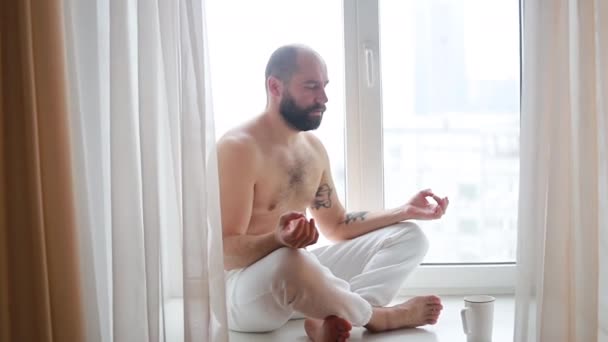 Fitness Concepto Meditación Tipo Caucásico Fit Meditando Casa Hombre Joven — Vídeos de Stock