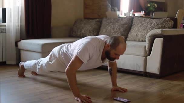 Joven Está Haciendo Ejercicios Flexiones Casa Manteniéndose Encerrado Joven Haciendo — Vídeos de Stock