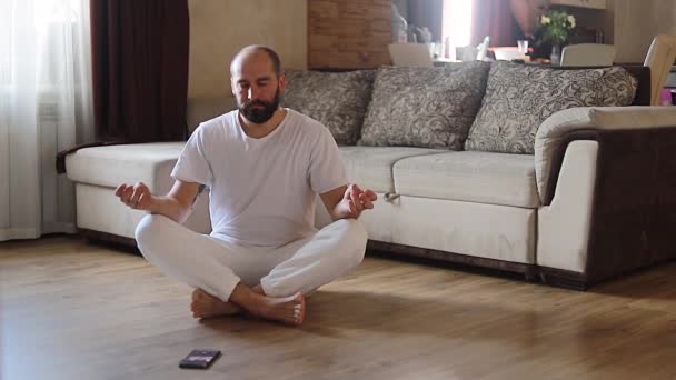 Fitness Meditasyon Konsepti Kafkasyalı Bir Adamın Evde Meditasyon Yapması Çıplak — Stok video
