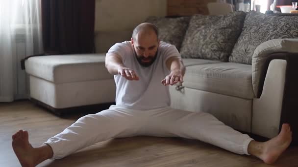 Hombre Con Sobrepeso Divertido Haciendo Yoga Tratando Hacer Ejercicios Estiramiento — Vídeo de stock