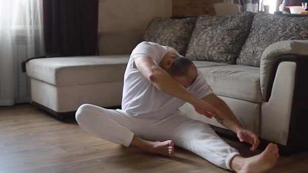 Lustiger Übergewichtiger Mann Der Yoga Macht Und Versucht Dehnübungen Auf — Stockvideo