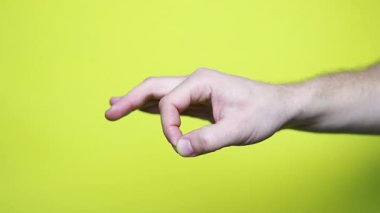 Tamam işareti yapan ve sonra işaret eden bir el. Reklam reklamını kopyala. Çalışma alanı reklamı metin resmi promosyon içeriği için bir yer oluşturuluyor