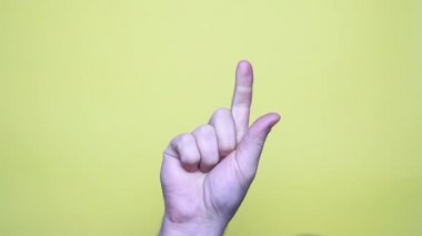 Sarı yetişkin erkek elinin 0 'dan 5' e kadar saydığı yakın plan yumruğunu gösteriyor, sonra bir, iki, üç, dört, beş parmak. Güzel pembe ojeyle boyanmış manikürlü tırnaklar. Matematik kavramı.
