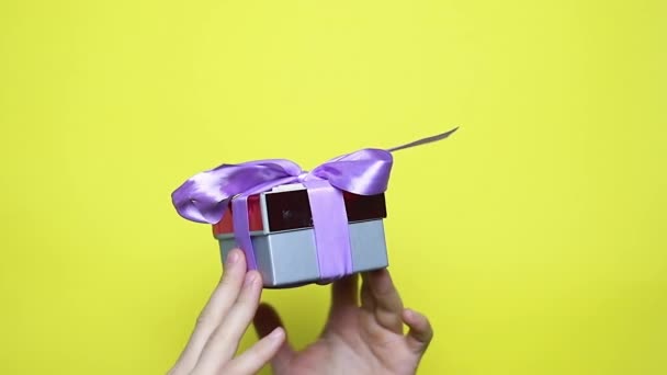 Primer Plano Las Manos Del Hombre Sosteniendo Regalo Con Cinta — Vídeo de stock