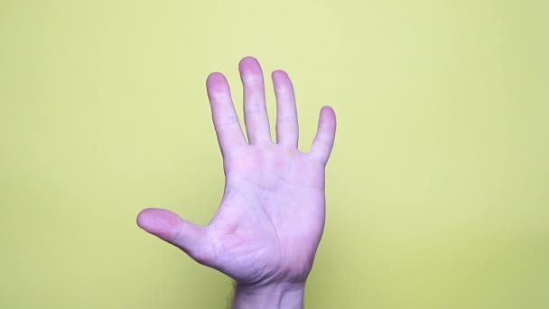 Hand Zeigt Handfläche Oder High Five Geste Isoliert Auf Gelbem — Stockvideo