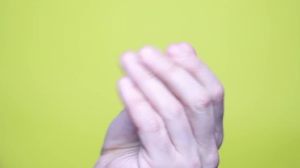 Mão Masculina Gesto Para Dar Fundo Amarelo Filmagens Gestos Mão — Vídeo de Stock