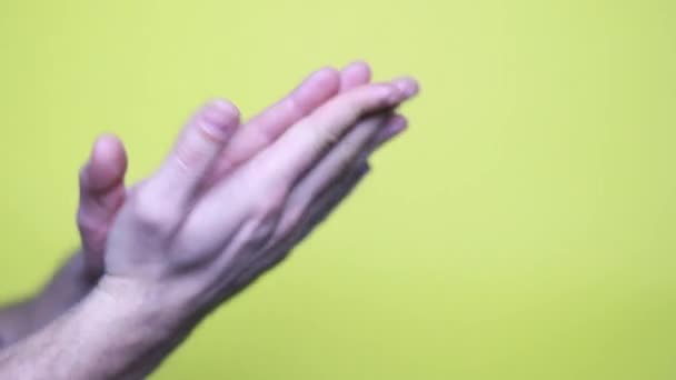Людина Аплодує Показує Великі Пальці Жовтий Фон Кадри — стокове відео