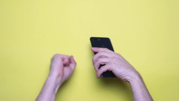 Uomo Tiene Mano Telefono Cellulare Utilizzando Cellulare Mostrando Pugno Vincere — Video Stock