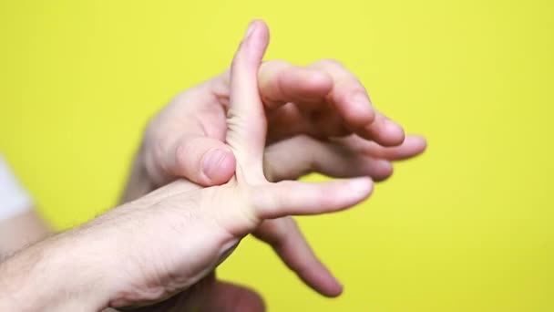 Tipo Com Barba Faz Movimentos Mão Guy Ajoelha Mãos — Vídeo de Stock