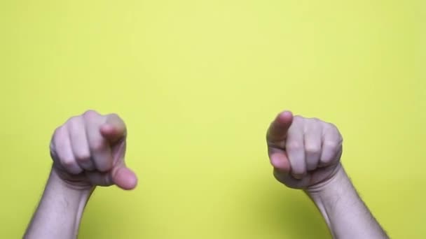 Руки Людини Вказують Копійковий Простір Ізольовані Жовтому Тлі Студії Копіювати — стокове відео