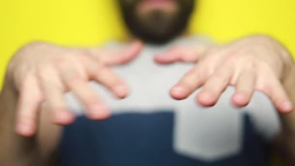 Άνθρωπος Φημολογούμενα Χέρια Κλείσιμο Ανάλυσης Κίτρινο Φόντο Πλάνα — Αρχείο Βίντεο