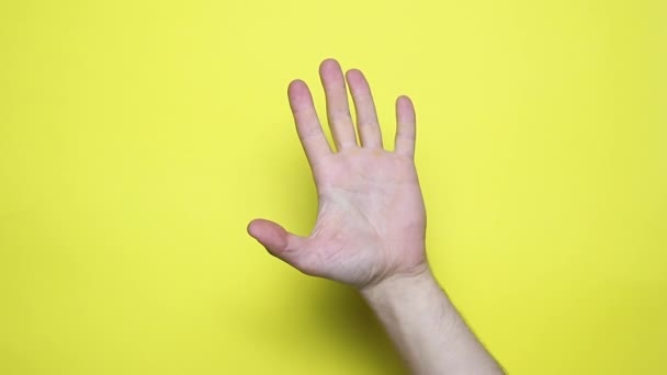 Mão Homem Branco Aberta Mão Fechada Sinal Mão Fundo Amarelo — Vídeo de Stock