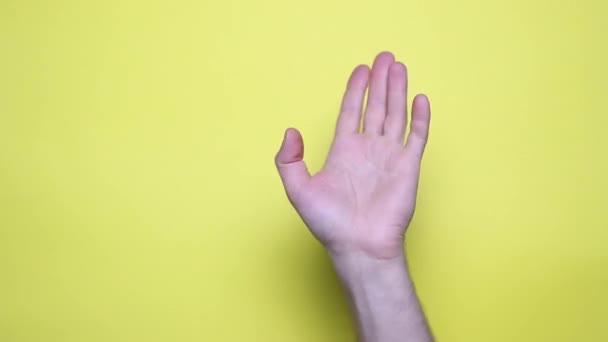 Adam Sallıyor Stüdyoda Sarı Arka Plandan Izole Edilmiş Birinin Dikkatini — Stok video