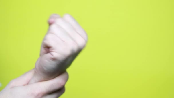 Giovane Uomo Che Soffre Dolore Alle Mani Massaggiare Sue Mani — Video Stock