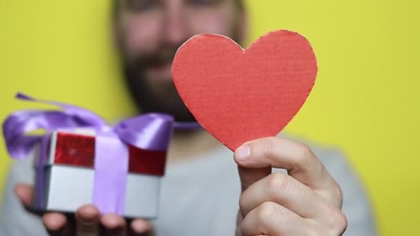 Retrato Hombre Encantador Sostiene Mano Papel Forma Corazón Tarjeta Desgaste — Vídeo de stock